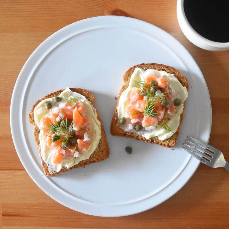 山崎佳のインスタグラム：「Today’s breakfast.  昨夜はサーモンをめんつゆとごま油漬けにしてごはんで。それとは別に、ロミロミサーモンのように塩やオリーブオイル、レモン汁などと混ぜた分を、今朝はパンで。」