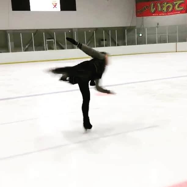 柴田嶺のインスタグラム：「Spinning Friday😚❗️ Haven’t done spins for a long time so kinda dizzy a bit😂 久しぶりにスピンしたらちょっとフラフラw #spin#figureskating#camelspin#outsideedge#ice#cold」