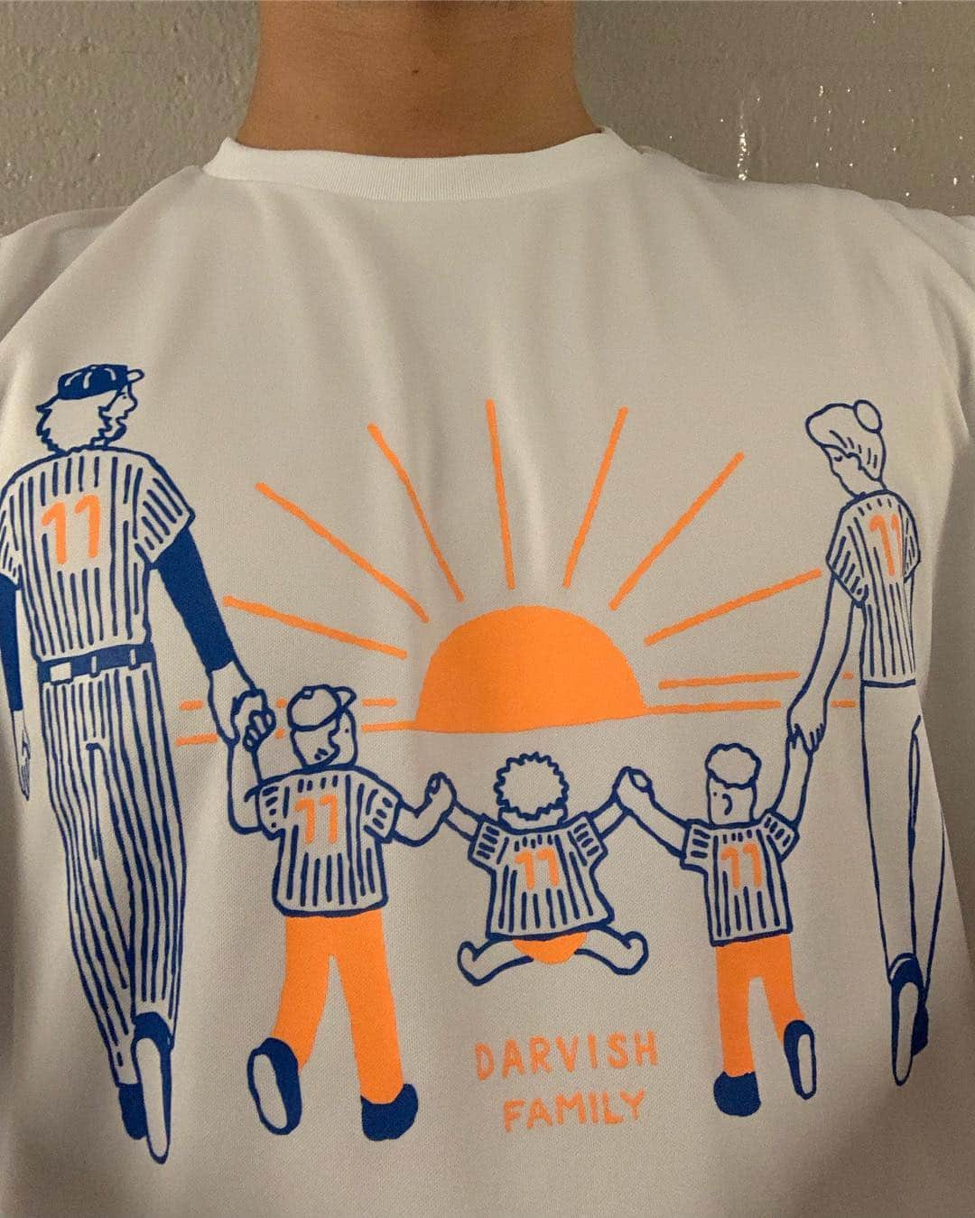 のインスタグラム：「以前ツイートしたこのTシャツシリーズが昨日限定200枚で発売されました！ おかげさまで即完売でした！ 何人かのプロ野球選手からも問い合わせがありましたが、なんせ限定なのでプレゼントすらできません！ これは1年前に自分が考えた企画だったんですが、大成功ですごく嬉しいです！ 第2弾、第3弾まで頭の中にはすでにあるのでお楽しみに！  #DLINE #DARVISH LINE」