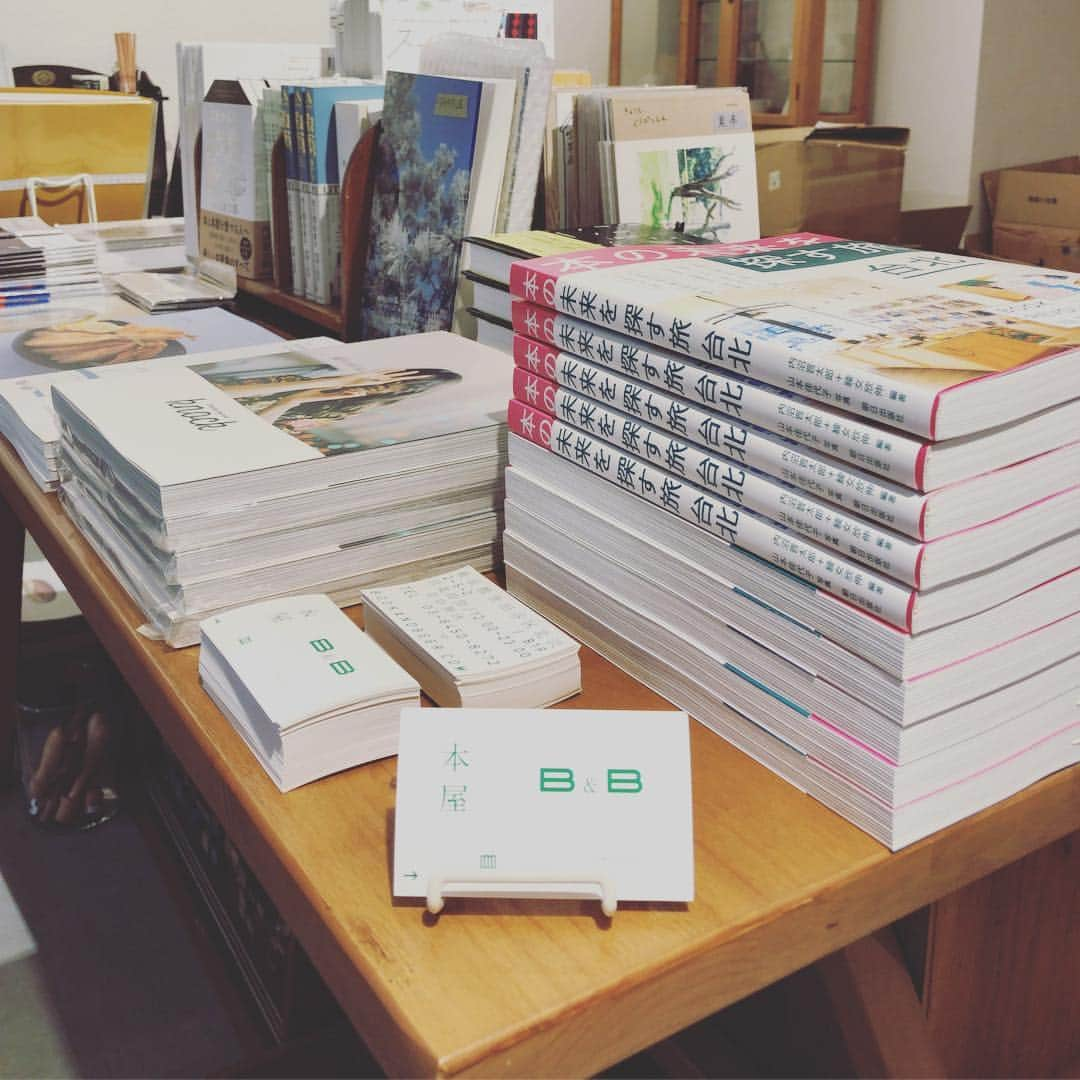 内沼晋太郎のインスタグラム：「本屋B&B＠台中、はじまりました。今回はスタッフ数名を連れて台北→台中→新竹の本屋＋αめぐり。今回の旅と関連して近々、新しい取り組みもはじまりますので、ご期待ください！ #本の未来を探す旅台北」