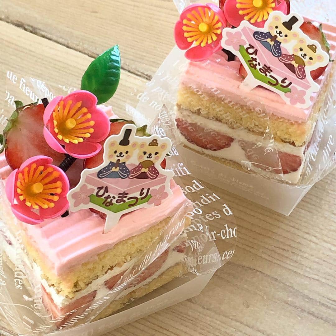 ケーキ&カフェ 海風堂のインスタグラム：「明日はひなまつり✨ピンクのクリームで可愛らしく仕上げたひなショートご用意しました‼️シフォンケーキも三色のマーブルで焼き上ました😆  #市川 #市川大野 #南大野 #ひなまつり #ひな祭り #ひなケーキ #cake #hinamatsuri #ショートケーキ #シフォンケーキ #chiffoncake #海風堂」
