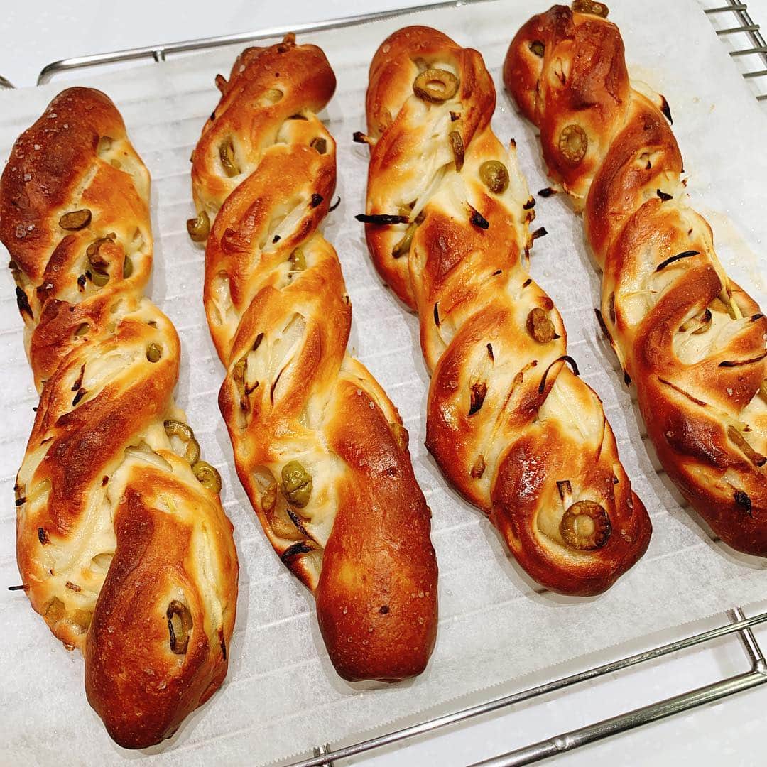 井口裕香さんのインスタグラム写真 - (井口裕香Instagram)「🥖 もはやパン作り報告アカウントと化しているのですが、、またパン作りました！ お仕事の合間にパン作りっていうのがとても良い。落ち着く〜。心が整理される〜。 今日は、オリーブ＆オニオンのカリッと焼き上げたパンです！ うえに岩塩をパラパラとかけてるから、しょっぱうま〜！です🤗 形成難しかったけど、とっても美味しく出来たから大満足☺️✨ #ゆかちの手料理 （パン編） #パン #手作りパン #オリーブとオニオン #しょっぱうま #abcクッキング #abccooking」3月2日 17時22分 - ooo31_iguchiyuka_31ooo