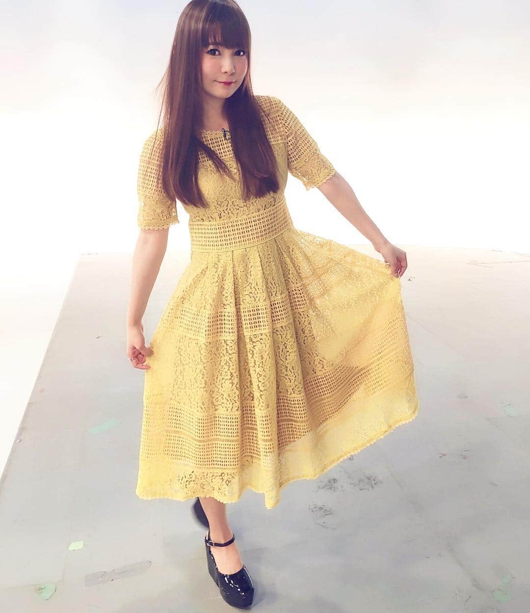 中川翔子さんのインスタグラム写真 - (中川翔子Instagram)「今日は黄色のワンピース衣装♪ #中川翔子 #しょこたん #ワンピース #style #もうすぐ春ですね #ウキウキ」3月2日 17時25分 - shoko55mmts