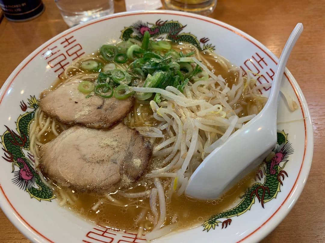 昴生さんのインスタグラム写真 - (昴生Instagram)「広島空港！！ #帰りに #またもや岩橋さんに #ラーメンごちそうになりました！ #プラスマイナス さん #トレンディエンジェル さん #ミキ の #三組で仲良くいただきました！ #広島風ラーメン！ #とんこつしょうゆでうまかったなぁ！ #おれも亜生もお好み焼き食べたし #食べ過ぎやけど #岩橋さんは合間に #弁当も食うてはるから #化け物！ #いっぱい食べるという癖が出てはりました！」3月2日 17時34分 - mikikousei