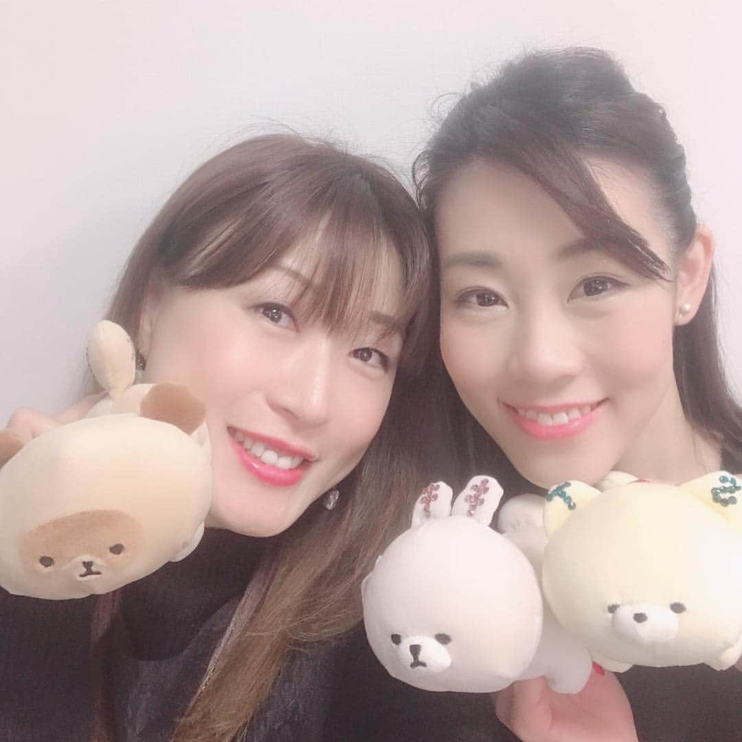 菜那くららさんのインスタグラム写真 - (菜那くららInstagram)「＊﻿ 先日、キキちゃん主演「群盗」を観劇しました✨﻿ ﻿ キキちゃん✨﻿ 格好良いのはもちろん❤️﻿ 歌もダンスもお芝居も素敵でした☺️💕﻿ ﻿ 下級生が多い公演で皆んなエネルギッシュで﻿ キキちゃんを筆頭に出演者一人一人が全力で頑張っている姿に感動しました✨‼️﻿ ﻿ そして、素敵すぎる方々と観劇日がご一緒で﻿ お写真まで撮って頂き幸せすぎる時間でした🥰﻿ ﻿ #和央ようか さん﻿ 初めて観た宝塚が2001年の和央さん主演の「ベルサイユのばら」でした🌹私が宝塚を目指すきっかけとなった作品✨憧れの和央さんとお写真ご一緒出来るなんて夢のようでした🥺❤️﻿ ﻿ 花組で大変お世話になった﻿ #蘭寿とむ さん﻿ #夕霧らい さん﻿ #蘭乃はな さん﻿ 音楽学校の頃予科本科でお世話になった﻿ #すみれ乃麗 さん﻿ #花咲あいり ちゃん﻿ ﻿ #遠野あすか さん﻿ #萌野りりあ さん﻿ にもお会い出来、﻿ お写真ご一緒させて頂きました📸﻿ ﻿ #日本青年館 #群盗 #宝塚 #宝塚歌劇団 #宙組 #観劇 #芹香斗亜 ﻿ #菜那くらら﻿」3月2日 9時03分 - nana_kurara