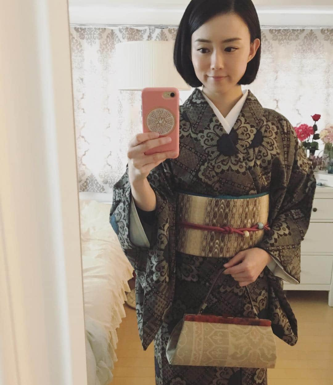 原田佳奈さんのインスタグラム写真 - (原田佳奈Instagram)「・ ・ この日の着物は、大島紬に花織の名古屋帯を合わせました。  大島紬の端切れで作ったバッグを合わせて。  毎度長襦袢に半衿を付ける作業、襟が綺麗に決まらずモヤモヤする時もありましたが、バイアス半衿というのを試してみたら、うねることなくとても綺麗に決まりました。  襟元が綺麗に決まらないという方、おススメです💁  #着物 #着物コーディネート #kimono #大島紬 #花織 #バイアス半衿 #いかにラクするか #うなじ」3月2日 9時17分 - kanaharada1211