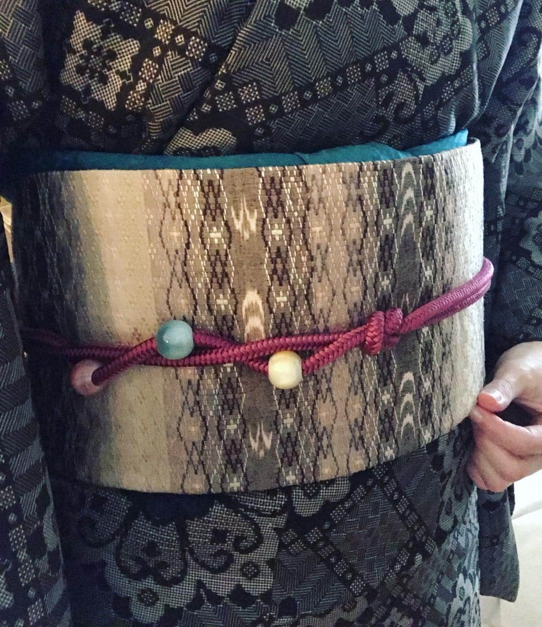 原田佳奈さんのインスタグラム写真 - (原田佳奈Instagram)「・ ・ この日の着物は、大島紬に花織の名古屋帯を合わせました。  大島紬の端切れで作ったバッグを合わせて。  毎度長襦袢に半衿を付ける作業、襟が綺麗に決まらずモヤモヤする時もありましたが、バイアス半衿というのを試してみたら、うねることなくとても綺麗に決まりました。  襟元が綺麗に決まらないという方、おススメです💁  #着物 #着物コーディネート #kimono #大島紬 #花織 #バイアス半衿 #いかにラクするか #うなじ」3月2日 9時17分 - kanaharada1211