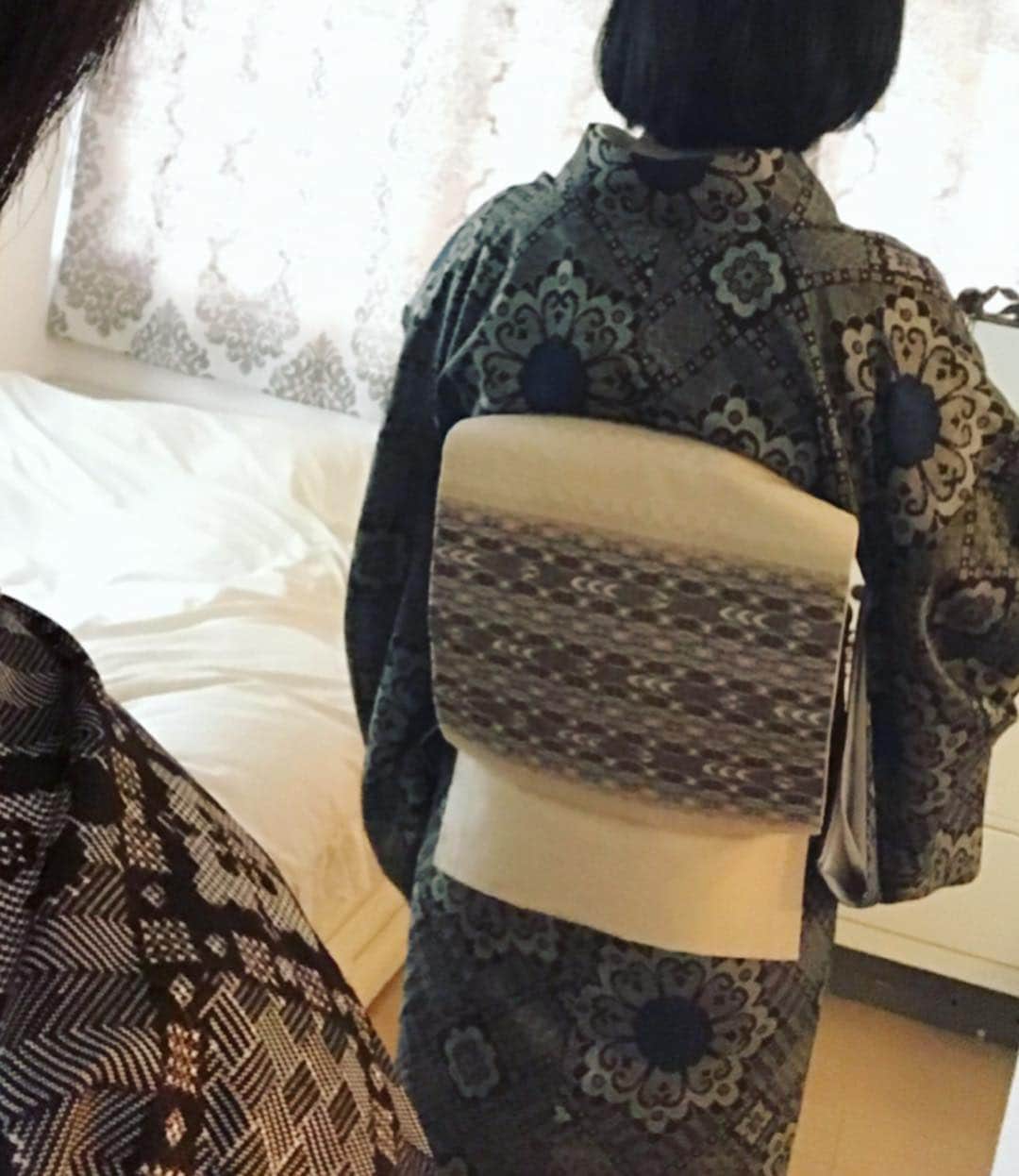 原田佳奈さんのインスタグラム写真 - (原田佳奈Instagram)「・ ・ この日の着物は、大島紬に花織の名古屋帯を合わせました。  大島紬の端切れで作ったバッグを合わせて。  毎度長襦袢に半衿を付ける作業、襟が綺麗に決まらずモヤモヤする時もありましたが、バイアス半衿というのを試してみたら、うねることなくとても綺麗に決まりました。  襟元が綺麗に決まらないという方、おススメです💁  #着物 #着物コーディネート #kimono #大島紬 #花織 #バイアス半衿 #いかにラクするか #うなじ」3月2日 9時17分 - kanaharada1211