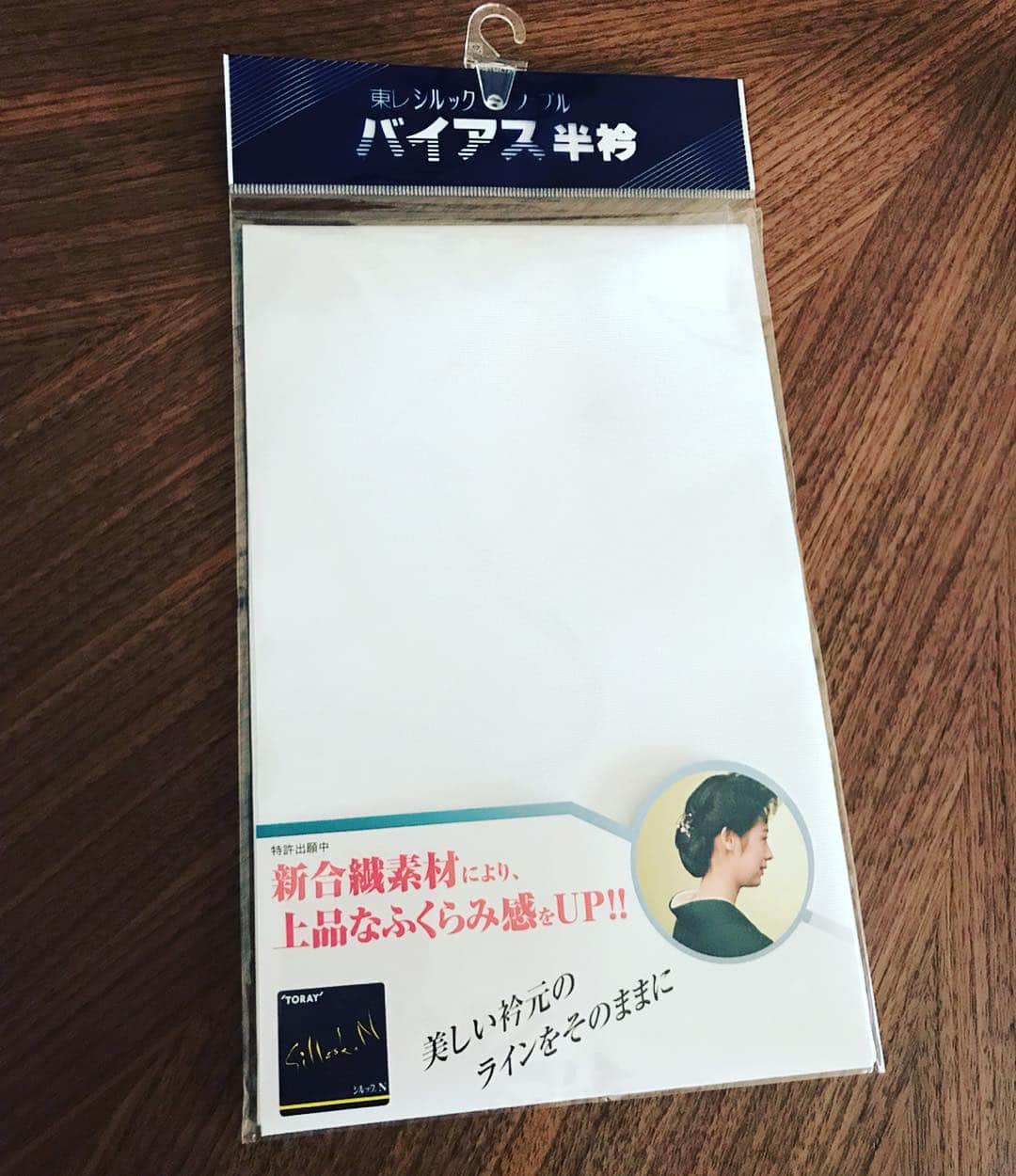 原田佳奈さんのインスタグラム写真 - (原田佳奈Instagram)「・ ・ この日の着物は、大島紬に花織の名古屋帯を合わせました。  大島紬の端切れで作ったバッグを合わせて。  毎度長襦袢に半衿を付ける作業、襟が綺麗に決まらずモヤモヤする時もありましたが、バイアス半衿というのを試してみたら、うねることなくとても綺麗に決まりました。  襟元が綺麗に決まらないという方、おススメです💁  #着物 #着物コーディネート #kimono #大島紬 #花織 #バイアス半衿 #いかにラクするか #うなじ」3月2日 9時17分 - kanaharada1211