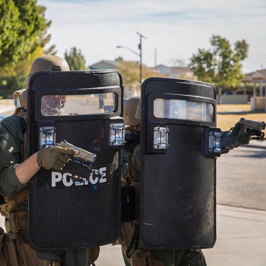 アメリカ海兵隊さんのインスタグラム写真 - (アメリカ海兵隊Instagram)「Lets Stop a Riot  Marines with the Provost Marshal's Office at @mcasyuma, conduct Special Reaction Team training. (MCAS Yuma photo by Sgt. Allison Lotz)  #USMC #Marines #MarineCorps #Marine #Military #DevilDog #Rah #Oohrah #Yut #MarineLife #Yuma #Arizona #Riot #Training #MP #MCAS」3月2日 9時46分 - marines