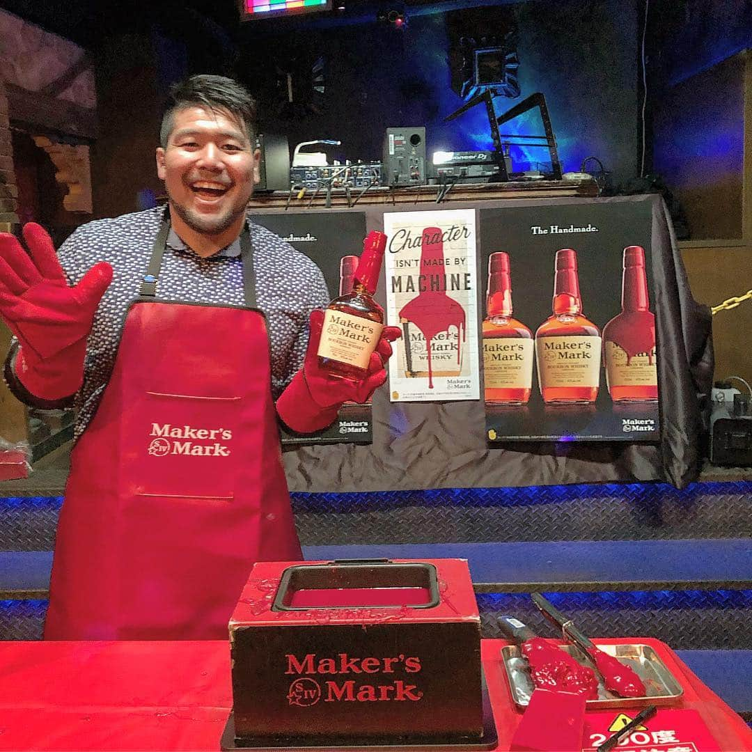 畠山健介さんのインスタグラム写真 - (畠山健介Instagram)「昨晩、新宿二丁目のANNEXさんで、バーボン 「Maker’s Mark」🥃のイベントに参加！ 手間暇かけるこのウィスキーは封ろうも1つ1つ手作業💦僕も「封ろう」にチャレンジ！世界に1つだけのオリジナルデザイン「Maker’s Mark」GET🤗  #ラグビー #rugby #suntory #sungoliath  #サントリー #サンゴリアス #サントリーサンゴリアス #ウィスキー #whiskey #bourbon #🥃 #メーカーズマーク #MakersMark #封ろう」3月2日 11時15分 - hatake03