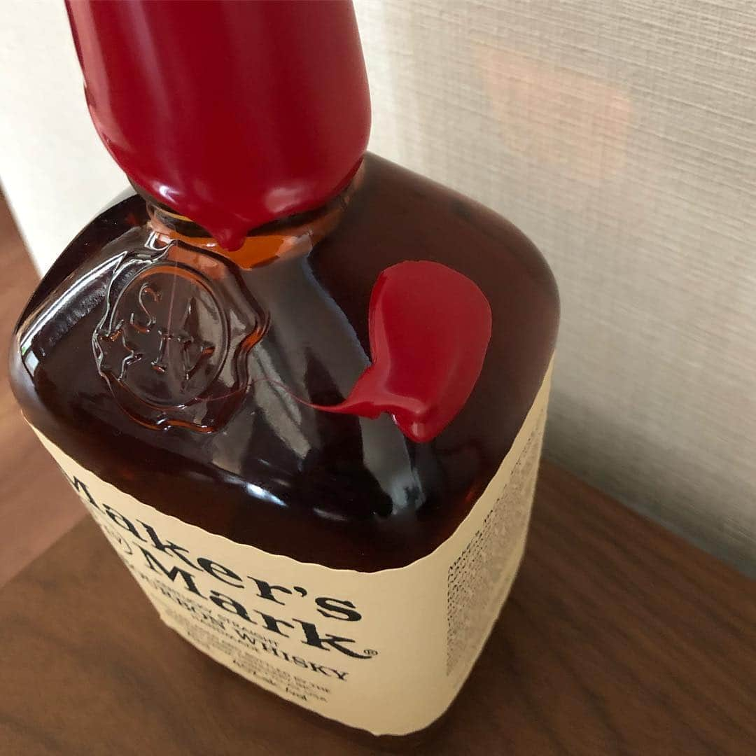 畠山健介さんのインスタグラム写真 - (畠山健介Instagram)「昨晩、新宿二丁目のANNEXさんで、バーボン 「Maker’s Mark」🥃のイベントに参加！ 手間暇かけるこのウィスキーは封ろうも1つ1つ手作業💦僕も「封ろう」にチャレンジ！世界に1つだけのオリジナルデザイン「Maker’s Mark」GET🤗  #ラグビー #rugby #suntory #sungoliath  #サントリー #サンゴリアス #サントリーサンゴリアス #ウィスキー #whiskey #bourbon #🥃 #メーカーズマーク #MakersMark #封ろう」3月2日 11時15分 - hatake03