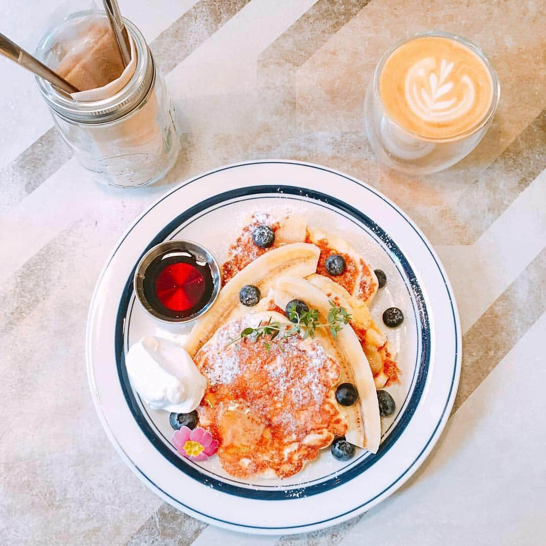 内田絢子さんのインスタグラム写真 - (内田絢子Instagram)「週末モーニン！ASAKARA GOOD STOREのASAKARA PANCAKE！ ・ お店のネーミングセンスがGOOD！朝食をしっかり食べてほしいという思いから、野菜や果物がたっぷり食べられるモーニングメニューがなんと、15種類！ ・ 私はリコッタチーズを使ったASAKARA PANCAKEをセレクト。口溶けしゅわっのふわふわパンケーキの上にバナナやブルーベリー、手作りハニコムバター♡ホイップクリームの口溶けも最高！バナナの絶妙な甘さ、ブルーベリーの弾ける瑞々しさ、朝から口の中が幸せいっぱいです。 ・ モーニングメニュー、いろいろ食べに行きたいな♡ #asakaragoodstore #asakarapancake #fm802 #brightmorning #週末モーニン #週末モーニング #大阪モーニング #モーニングコレクション #モニコレ」3月2日 11時41分 - uccijun