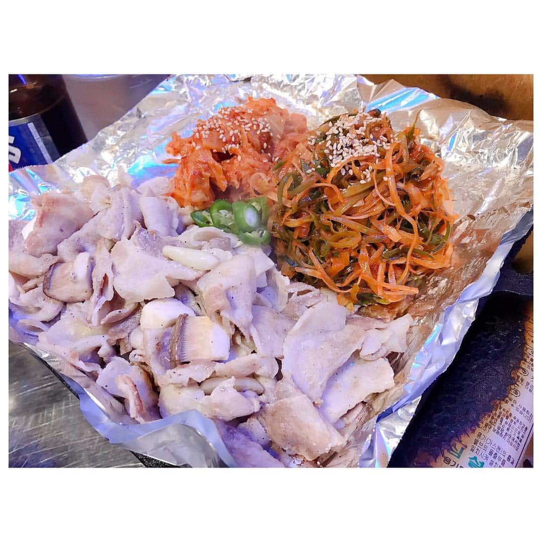 のインスタグラム：「釜山にきております。 釜山大好き @ohitorisama01 のおすすめな場所にひたすら付いて行く旅。笑 昨夜は着いたらもう夜だったので即夕飯へ。 薄切り豚肉のサムギョプサル。 美味しかったー。 薄切り肉だから食べやすい。 人気店らしく2.30分待ちましたが待った甲斐あり。 やっぱり韓国はご飯美味しくて、安い！！ 食い倒れすぎないよう気をつけよ😝 #trip #instatravel #busan #korea #yum #yummy」