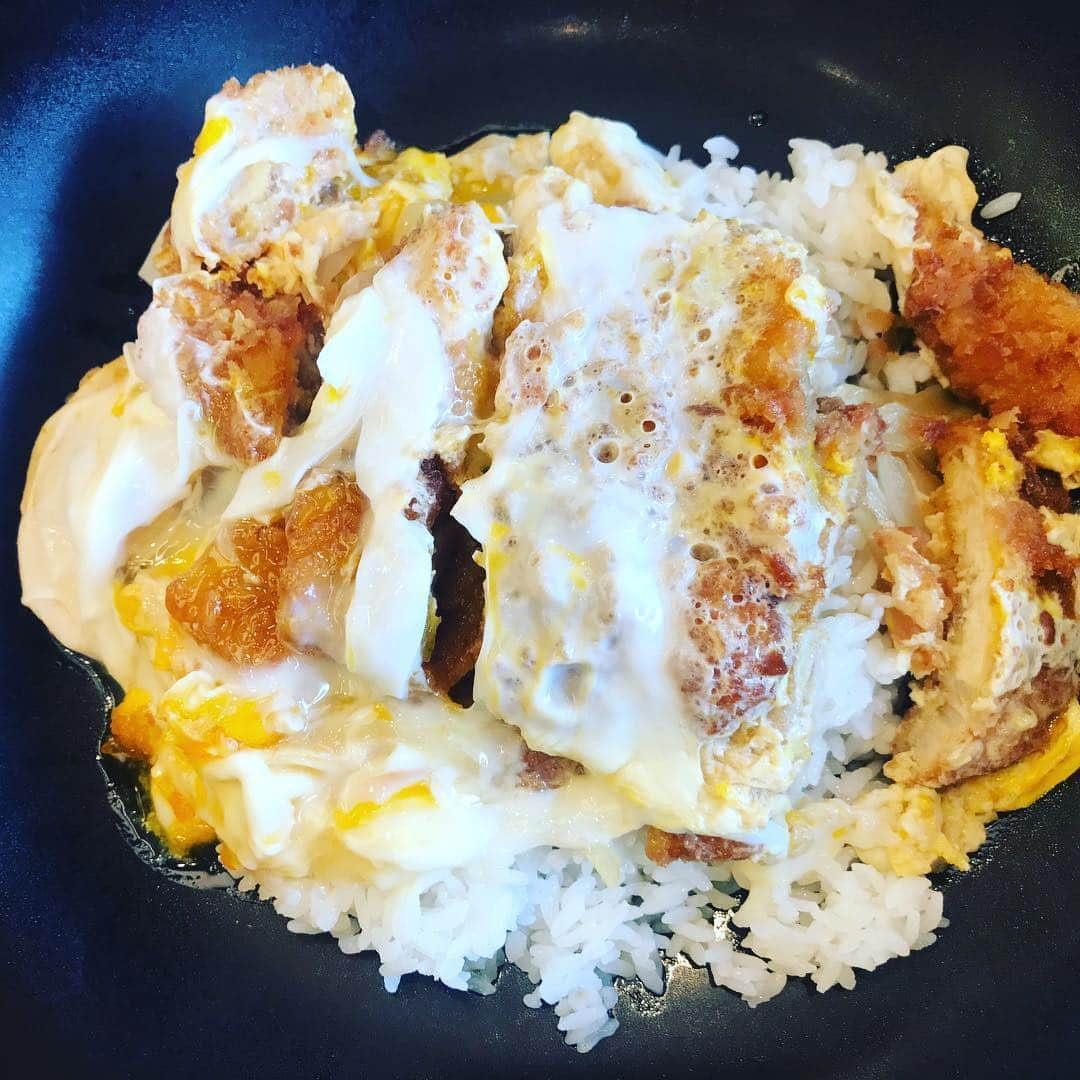 川原豪介さんのインスタグラム写真 - (川原豪介Instagram)「今日のカツ丼‼️ラッキーピエロのダブルカツ丼‼️ぬんっ！ #ブルーリバー #カツ丼 #丼 #ラッキーピエロ #北海道」3月2日 13時02分 - blueriver_kawa