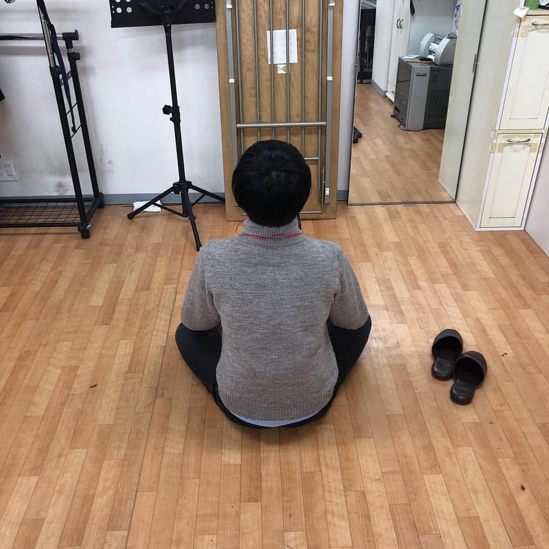 のインスタグラム：「本日は「ハッとしてTalk」 ヤーレンズの恒例のspライブ！ トークもネタも盛りだくさん！！ まだ取置きできますので是非に！  #ヤーレンズ #池袋東口GEKIPA #18:30開演 #新作DVDもあるよ！ #瞑想中 #迷走中 #今日はこいつのバース出井」