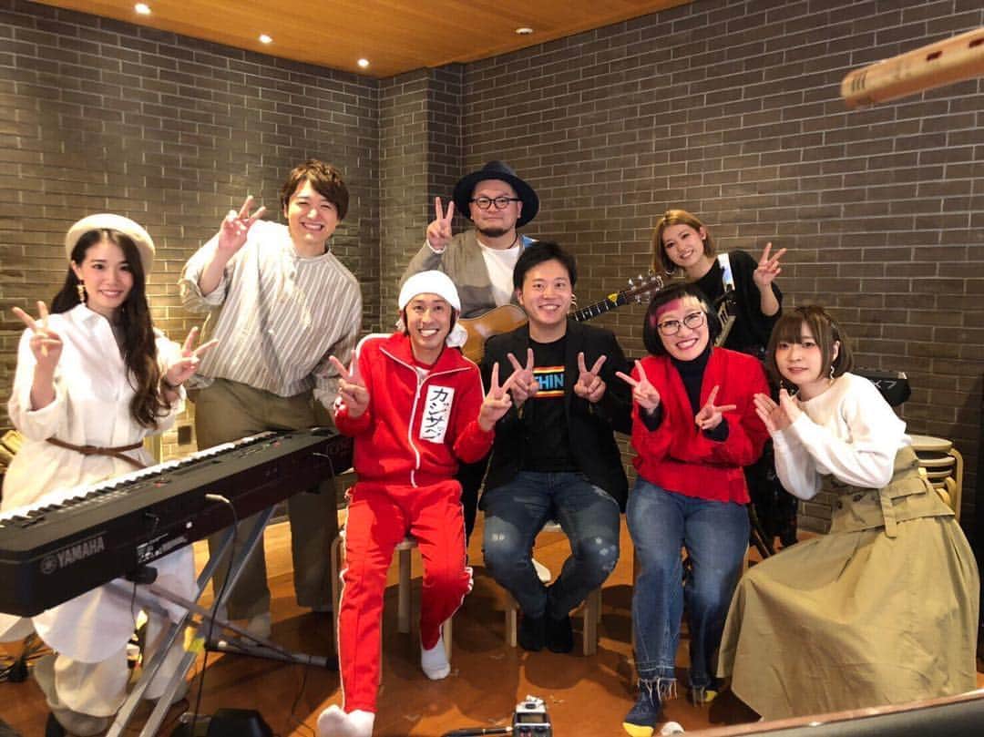 のインスタグラム：「先日 #playgoose さんの生配信に #カジサックハウス でお邪魔させてもらいました！凄い久しぶりにカジサックハウスに招集してもらいましたがとにかくPlay.Goose さんと歌う時間が楽しすぎて、、！！！全員とんでもなく歌上手いって心底気持ちよかったですっ！！ ・ 音楽って音を楽しむって書いて音楽だよ！😉ってオーラ？波動？が全員から出まくってた ・  #playgoose  #goosehouse  から #playgoose  へ #カジサック  #まなみん さんと #もっちー  さんは #同い年 😳😳」