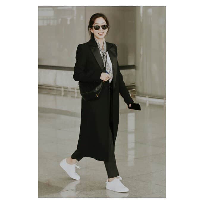 チョン・リョウォンさんのインスタグラム写真 - (チョン・リョウォンInstagram)「잘해구 돌아오께요. leaving for paris fashion week. #givenchy 👍❤️🙏」3月2日 13時50分 - yoanaloves