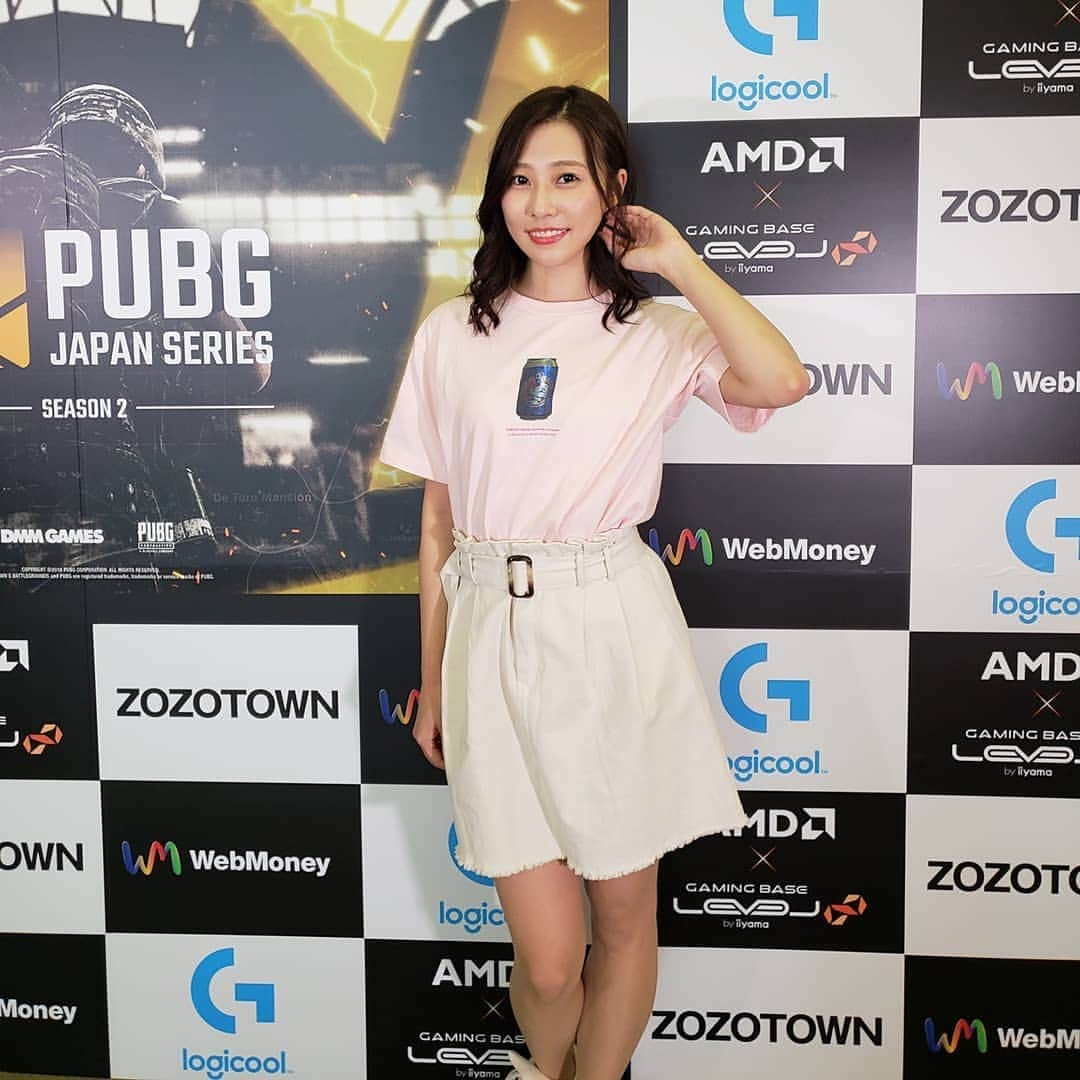 橘亜李彩のインスタグラム：「PJS(PUBG JAPAN SERIES)とZOZOTOWNさんのコラボが発表されましたが、今日はそのコラボグッズの撮影をしました！ . 3月8日(金)からZOZOTOWNさんで発売開始です！ . わたしは胸部分にエナジードリンクの柄があるTシャツ(ピンク)と、両袖にM416がプリントされているロンT(ホワイト)の2種類を着させてもらいました！ . 普段使いもしやすい可愛い&かっこいいデザインの洋服が多いので是非お楽しみに！！ . . . #PJS #PUBG #DMM #ZOZOTOWN  #コーデ #Tシャツ #ロンT #モデル  #game #撮影」