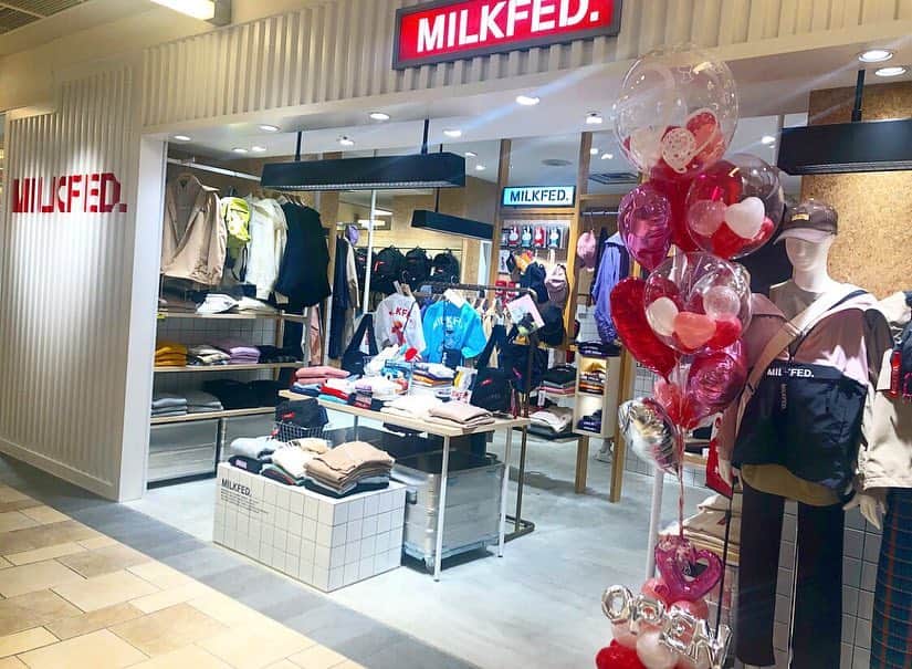 のインスタグラム：「MILKFED.大阪店 リニューアル オープン♪ ・・・ 広くなりお買い物しやすくなりました！ 大阪店限定のセサミストリートコラボレーションTシャツ 大好評販売中です！！ MILKFED.×SESAME STREET Tシャツ ¥4,500＋TAX ・・・ リニューアルオープンを記念して税抜￥10,000以上お買い上げのお客様に「オリジナルミニポーチ」をプレゼントいたします。（なくなり次第 終了となります。） ・・・ ぜひ この機会に梅田エスト1F MILKFED.大阪へお立ち寄りください！！ ・・・ MILKFED.大阪 〒530-0017 大阪府大阪市北区角田町3-25 梅田エスト 1F TEL: 06-6136-5802 ・・・ #milkfed #milkfedjp #ミルクフェド #ミルフェ #大阪 #osaka #梅田 #梅田エスト #ミルクフェド女子 #ミルフェ女子 #ミルクフェド男子 #ミルフェ男子 #リニューアル @est_umeda #fashion #kawaii #セサミストリート #sesamestreet #elmo #エルモ #クッキーモンスター #cookiemonster」