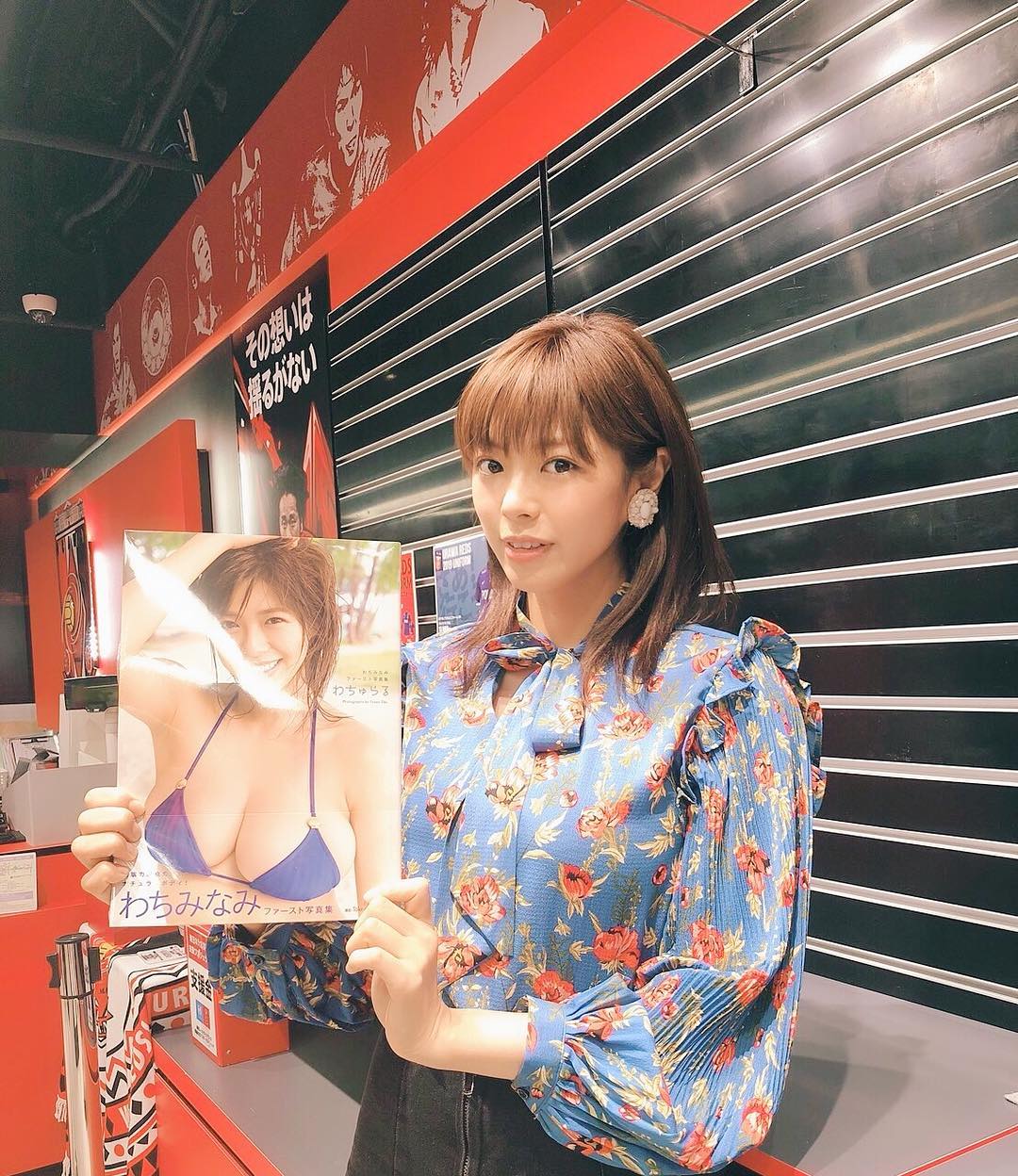 わちみなみのインスタグラム：「本日﻿ 18:00〜 三省堂書店 池袋本店で﻿ #わちゅらる 発売記念イベントです。﻿ ﻿ イベントでご購入頂けた方には﻿ 私物のお渡しもあるみたいなので﻿ ドラゴン堀江で使ったノート涙﻿ を持って行っています！﻿ ﻿ 是非参加してくださいね🤗﻿ ﻿ 先日の浦和レッズGGRでのお洋服は﻿ ブラウス #merongshop_jp イヤリング miquila﻿ ﻿ レッズのホーム開幕戦、﻿ わたしは現地に行けませんがダ・ゾーンから﻿ 応援しています🔥✨✨ #わちみなみ #わちゅらる #レッドボルテージ #浦和レッズ」