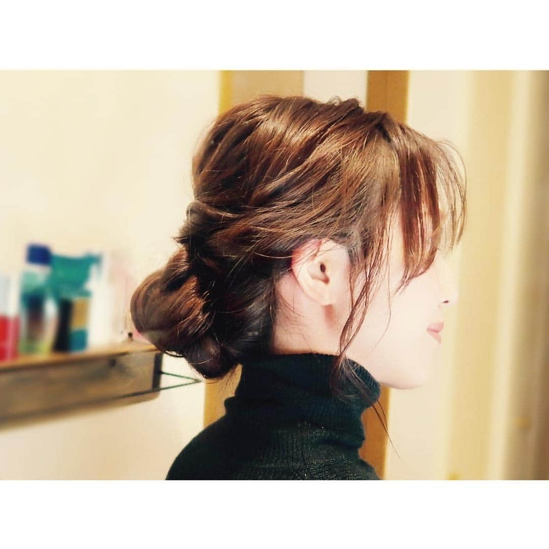 有村実樹さんのインスタグラム写真 - (有村実樹Instagram)「💇‍♀️﻿ 昨日のディナーのヘアアレンジ♪﻿ ﻿ 髪が長いとポロポロ落ちてくることも少なく、アレンジヘアが簡単綺麗に作れます😊﻿ ﻿ ﻿ 作り方は3ステップ❣️﻿ ﻿ ①左右の耳前の髪を残して、後頭部の髪を上下に分けて、上半分をクルリンパ。﻿ ﻿ ②耳前の髪を後ろにねじねじして、クルリンパと一緒に結ぶ。﻿ ﻿ ③クルリンパ&ねじねじを合わせた髪と、①で残した下半分の髪を合わせて三つ編みにして、くるっと上に丸めてシニヨン(お団子)をつくる。﻿ ﻿ ﻿ ﻿ 試してみてね✨﻿ ﻿ ﻿ ﻿ ﻿ #beauty #hairarrange  #ヘアアレンジ #まとめ髪 #ロングヘア #シニヨンアレンジ #大人可愛い #美容 #お出かけヘア」3月2日 15時09分 - arimura_miki