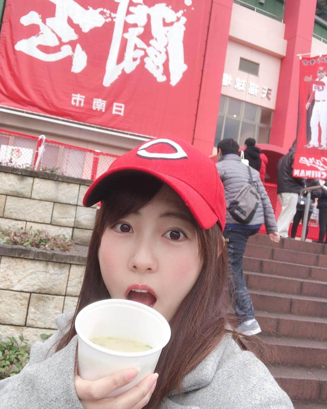 うえむらちかさんのインスタグラム写真 - (うえむらちかInstagram)「⚾︎宮崎キャンプ⚾︎. . 以前番組で、天谷さんに案内してもらって杉原杏璃さんと旅したぶりの宮崎キャンプでした♡  天福球場と東光寺を周り、 最終日の円陣も観ることが出来ました！  オフシーズンでうずうずうずしてたので笑  青空の下のシートバッティングで、色んな選手を観ることが出来て、ますます今季のカープへの期待が高まりました！  野球熱上昇中🔥🔥 . . #宮崎キャンプ #carp #天福球場 #東光寺 #油津駅 #野球好きな人と繋がりたい #JoyTB #遠征 #旅 #旅女子 #野球女子 #カープ女子」3月2日 16時08分 - uemurachika
