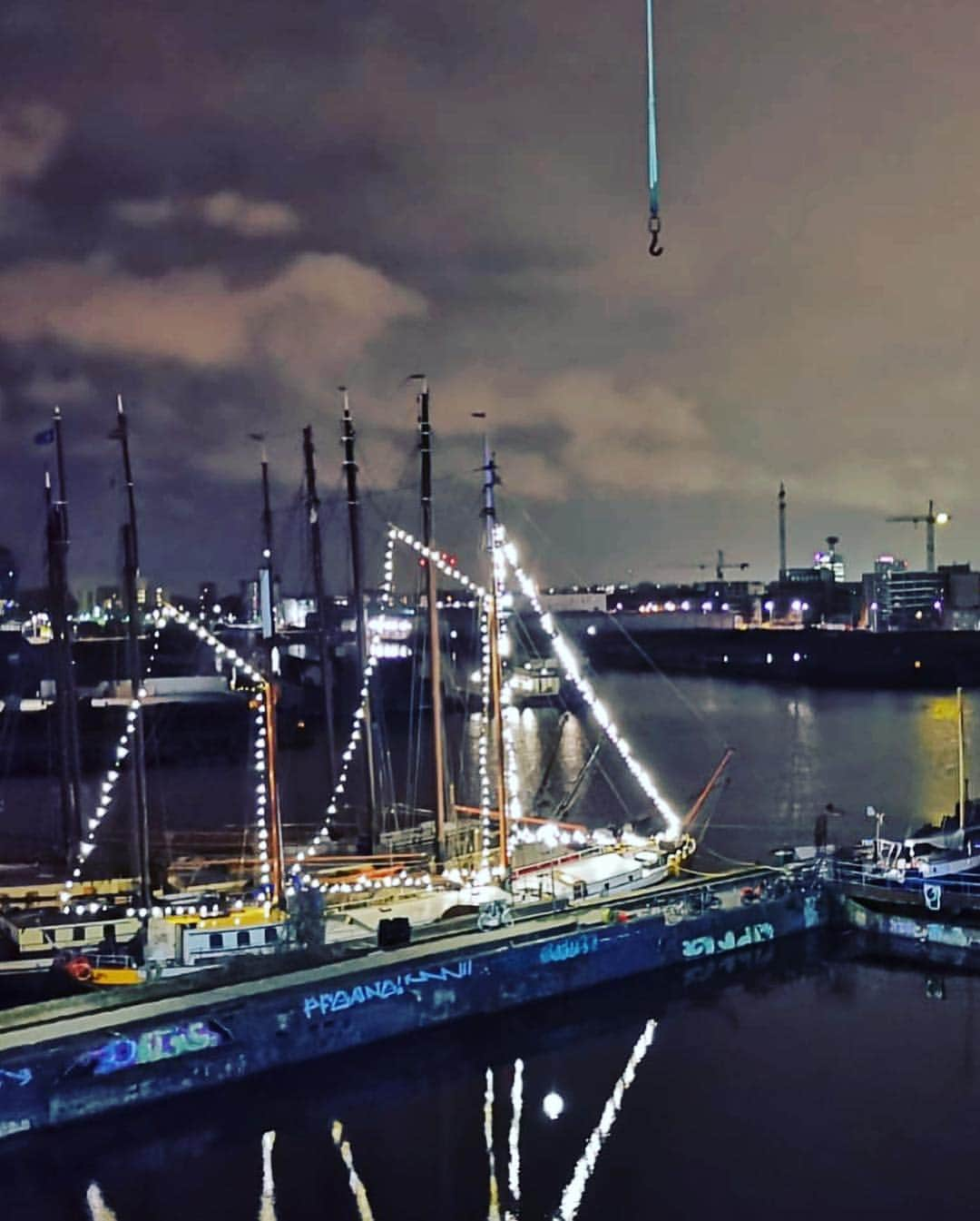 平宮博重さんのインスタグラム写真 - (平宮博重Instagram)「I went to the harbor at night. Then I joined a private party on a crane.  #crane #harbor#nightview #techno #hermesshirt #メンズファッション #夜景 #パーティー」3月3日 1時53分 - hiroshige_narimiya