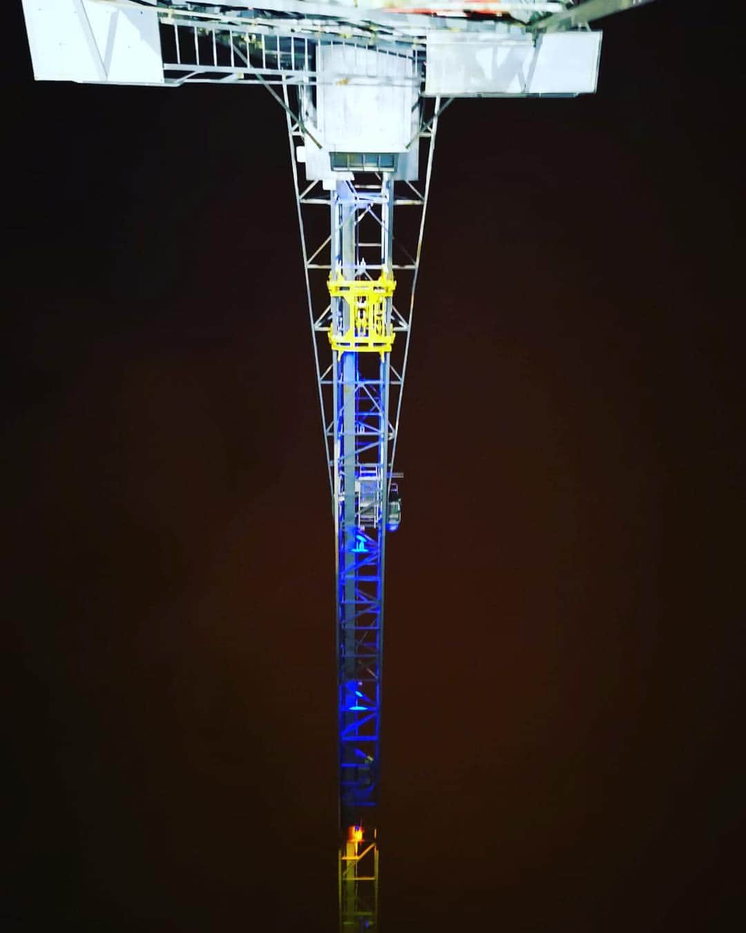 平宮博重さんのインスタグラム写真 - (平宮博重Instagram)「I went to the harbor at night. Then I joined a private party on a crane.  #crane #harbor#nightview #techno #hermesshirt #メンズファッション #夜景 #パーティー」3月3日 1時53分 - hiroshige_narimiya