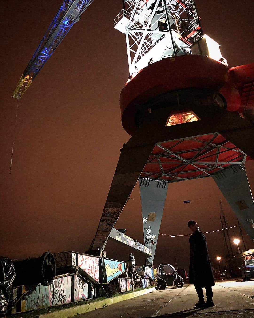 平宮博重さんのインスタグラム写真 - (平宮博重Instagram)「I went to the harbor at night. Then I joined a private party on a crane.  #crane #harbor#nightview #techno #hermesshirt #メンズファッション #夜景 #パーティー」3月3日 1時53分 - hiroshige_narimiya