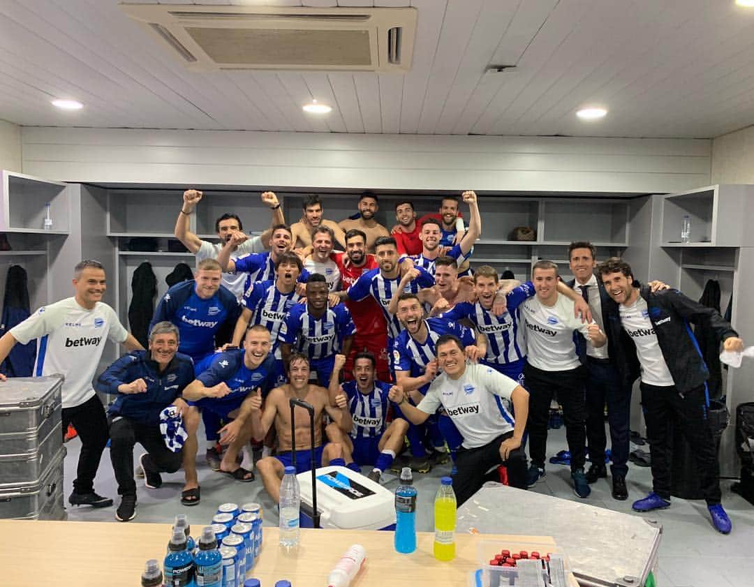 フェルナンド・パチェコのインスタグラム：「Equipazo!! 🔵⚪️ 🍍🍍🍍 #goazenglorioso」