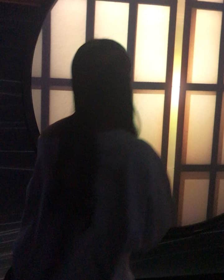 根岸愛のインスタグラム：「FLOWERS BY NAKED 東京・日本橋 2019 #flowersbynaked  動画編(ᵔᴥᵔ)🌸💕 私が操作してるのではなく 私がマッピングに動かされてるw #flower #instaspot #映え #インスタ映え #インスタスポット #マッピング #花 #お花見 #フラワーズバイネイキッド #日本橋」