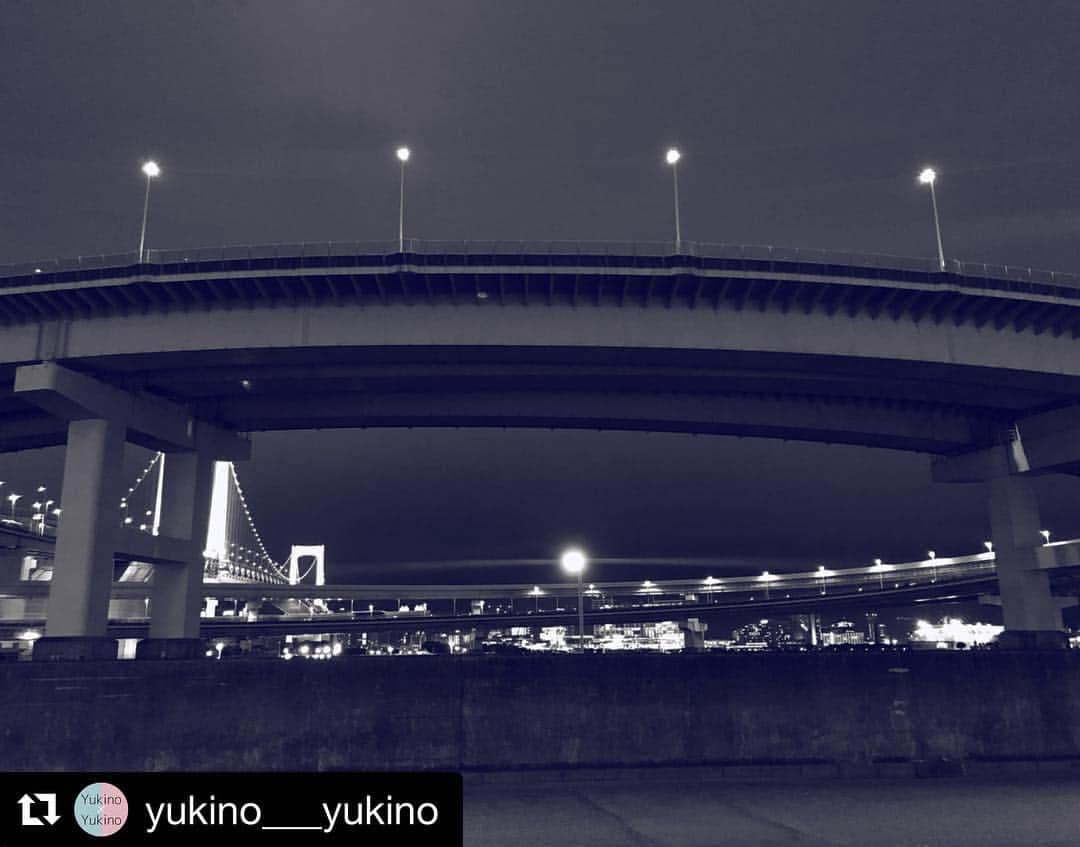 中嶋ユキノさんのインスタグラム写真 - (中嶋ユキノInstagram)「芝浦スタジオの前。 スタジオを出たら、レインボーブリッジと、東京モノレールのレールが、暗闇に浮かんでた。 レインボーブリッジを車で通ると、いまだに「いぇーーい！！」とテンションが上がる、30代半ば。 (ユキノ🎤) : : @yukino___yukino ‪@WNY_Project‬ #yukino_yukino #nyとny  #30代女子 #music #音楽 #cooking #料理 #夜景 #仕事終わり #モノトーン」3月2日 18時38分 - nakajima_yukino