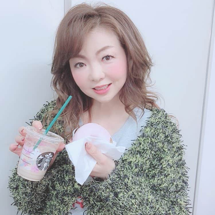 モモコさんのインスタグラム写真 - (モモコInstagram)「3月桜の季節 スターバックスの限定桜ドーナツ🍩 美味しかったわ💕 . ところで、この服、テレビで着た時に質問きたから、お答えしまーす😊 カーディガンもＴシャツもジーンズも芦屋リサリサです。 靴はディオールのスニーカーです。 〇エコファー付2WAYストレッチデニム ¥15.000 〇ミックスモールカーディガン ¥15.000 〇メッセージデビュー Ｔシャツ¥12800 . #ハイヒールモモコ #👠 #👠🍑 #CHANEL #シャネラー #グルメ #スターバックス #限定桜ドーナツ #芦屋リサリサ #lisalisaashiya」3月2日 18時33分 - highheel_momoko