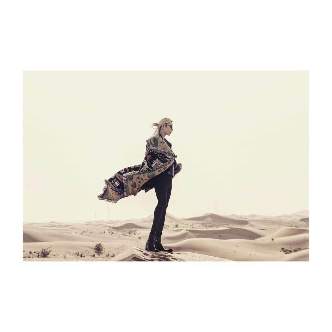 ROLANDさんのインスタグラム写真 - (ROLANDInstagram)「- - いつ運命の女性と会っても大丈夫なように、俺は砂漠でもスーツを着るよ。 - #ROLAND #Dubai #砂漠 @428.kei」3月2日 18時36分 - roland_0fficial