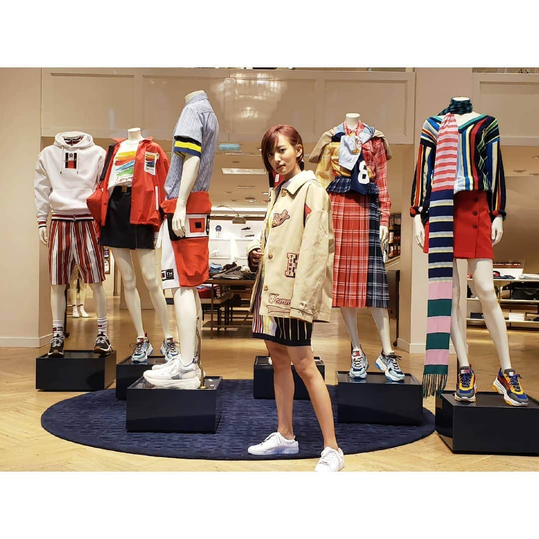 夏菜さんのインスタグラム写真 - (夏菜Instagram)「Tommy Hilfigerのパリのお店にきました🇫🇷 カラフルでかわいい💙💚💜❤️ #TOMMYNOW  #TommyXZendaya  #TommyHilfiger #MakeItPossible #可能性を信じてやってみよう」3月2日 18時36分 - natsuna_official