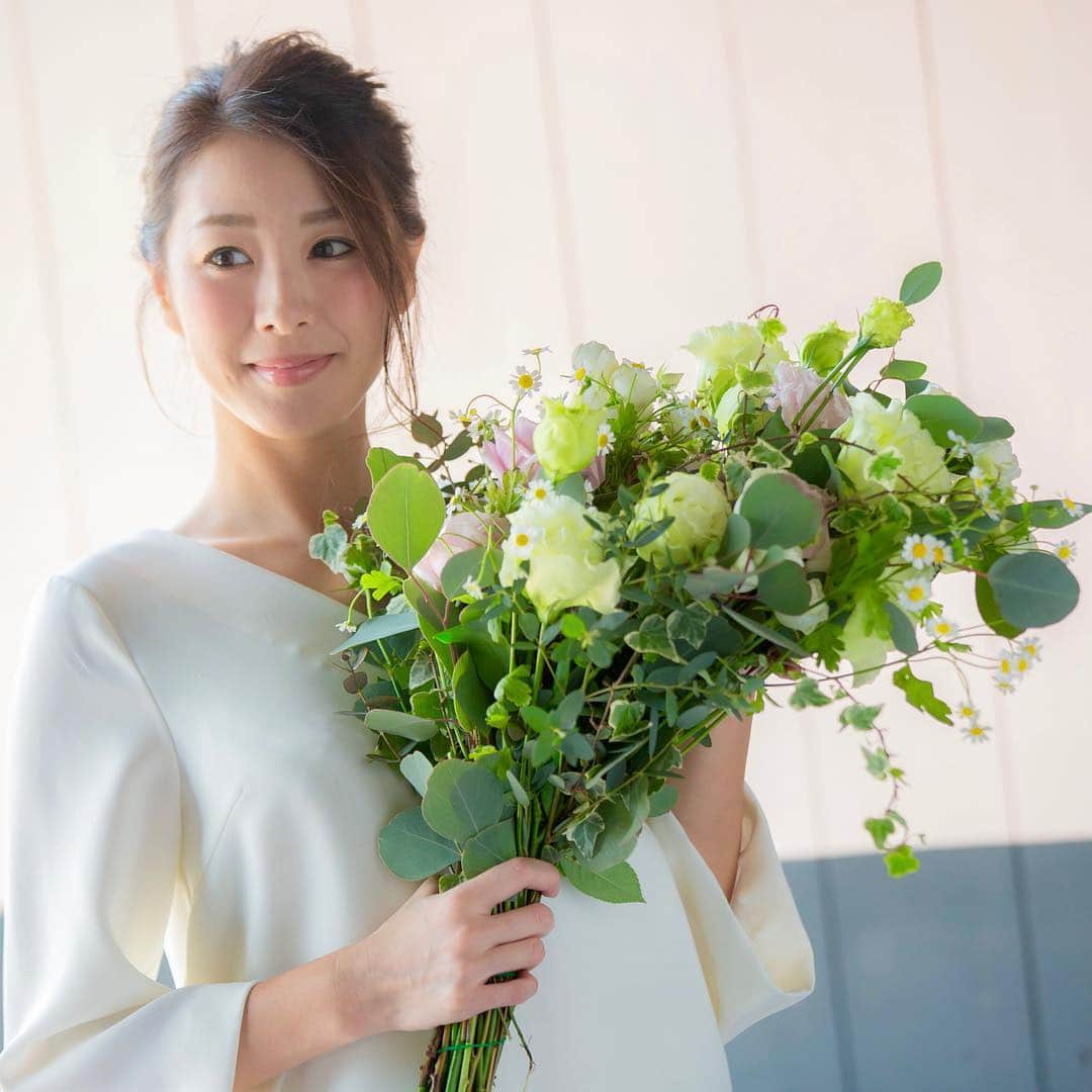 杉下理世のインスタグラム：「先日 @firstfleur のホームページをマイナーチェンジするにあたり、久しぶりに撮影してもらいました❁ しばらく撮られてないと撮られていてもどう撮られているのか分からないもんですね🙈 さとりな @sato_rina.ph さんに素敵に撮って頂きました💓 お花のご用命があればぜひお問い合わせくださいね❁ #お花屋さん #ファーストフルール #firstfleur #flower #花のある生活 #花のある暮らし」