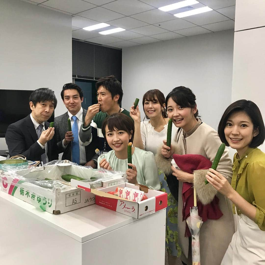 鷲見玲奈さんのインスタグラム写真 - (鷲見玲奈Instagram)「. 昨日、アナウンス部で急遽「きゅうりパーティー」が開かれました✨ . というのも、女優の中山忍さんが相内さんの誕生日プレゼントとしてきゅうりとトマトとお味噌を送って下さったのですが、沢山頂いたからと、相内さんがおすそ分けして下さったのです🥺 . きゅうりはシャキッと瑞々しくて、味噌との相性バツグン☺️ 次々と手が伸び、みるみるうちに無くなっていきました✨ . 忍さん、相内さん、ありがとうございました！！ . . . #きゅうりパーティー #中山忍 さん #きゅうり #トマト 1枚目左から #斉藤一也 部長 #中垣正太郎 アナ #板垣龍佑 アナ #相内優香 アナ #私 #竹崎由佳 アナ #西野志海 アナ 2枚目左 #福田典子 アナ 3枚目左 #島田弘久 アナ」3月2日 19時19分 - sumi__reina