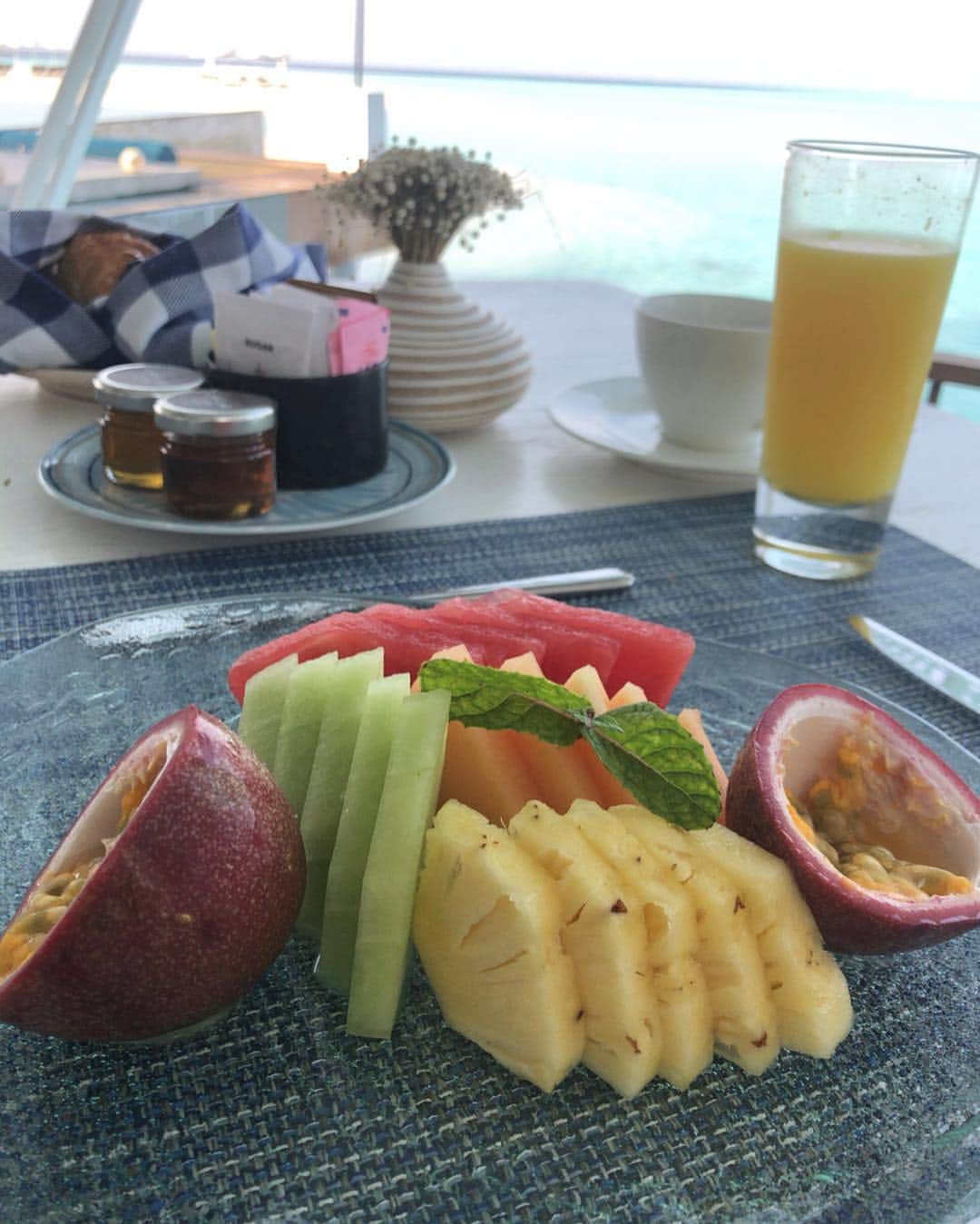 山口夏実さんのインスタグラム写真 - (山口夏実Instagram)「モルディブは1200以上の島々から成り立っています🐢1つの島に1つのリゾート🏝なので基本的にはずっとリゾートの中で過ごすよ✨ 旅行中はずっと同じ場所にいるから、ホテル選びはすごく重要👩🏽🙏 (色んなリゾートを転々とするのもあり💋) @fsmaldives は最高のホスピタリティ🥺🙏なにより、ご飯が美味しくて日本食が恋しいなんて1ミリも思わない！✨🦈 そしてスタッフ皆同じ香りの香水を付けていて近くにいるかすぐ分かる...🥰 すごくいい香り🥺💭 日本人スタッフが4人もいて、ありがたい〜♥️ ＊ ＊ @fsmaldives  #maldives  #fsmaldives  #fslandaagiraavaru」3月2日 19時30分 - natsumi19910625