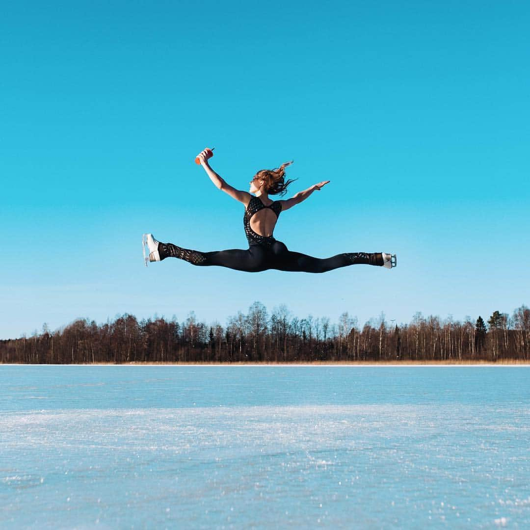 イェニー・サーリネンさんのインスタグラム写真 - (イェニー・サーリネンInstagram)「🌬❄️ Kuva: @riiagrasshill  Puku: @biancaneveofficial  @junglejuice.bar Feel the force of nature!  #junglejuicebar #realsmoothie #smoothie #healthylifestyle」3月2日 19時23分 - jenniisaarinen