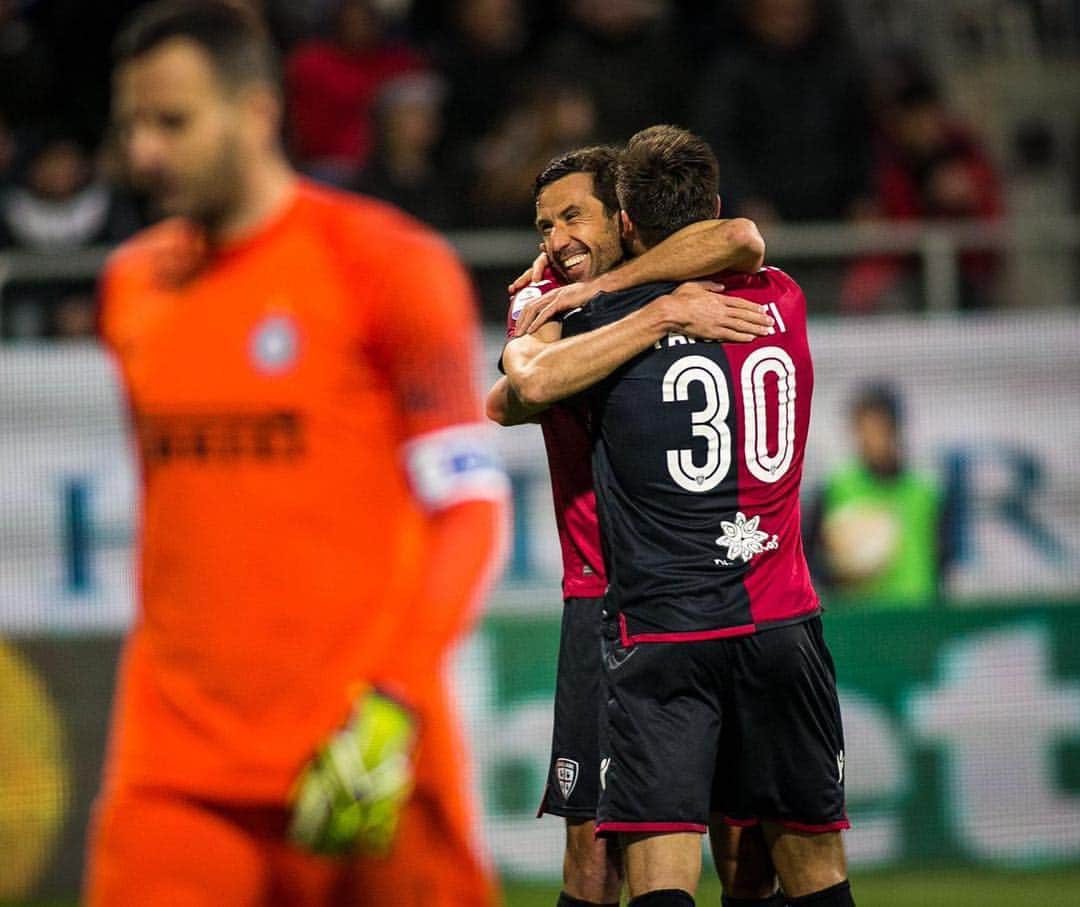 ダリヨ・スルナのインスタグラム：「Importante Vittoria ieri!Grazie per il Sostegno e dobbiamo continuare così Tutti insieme!Forza Casteddu!!!🔴🔵💪🏻」
