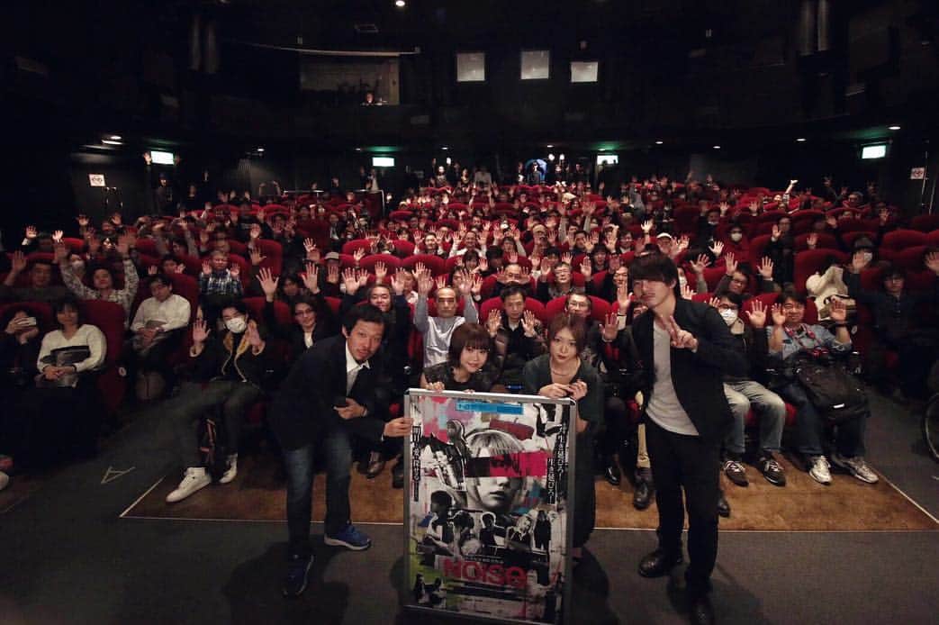 篠崎こころのインスタグラム：「映画「Noise」 3年の時を経て(撮影開始まで遡ると4年目になるらしい) やっと公開です。  若くて未熟でボロボロで 皆に見てもらうのは 嫌われないかな…とか 不安ばかりだけれど笑  公開初日に沢山の方に 見ていただけた事がすごく 勇気になりました。  色々な方の 力を貸していただいて出来た 作品です  今生きていく事に 迷い苦しんでいる方に ぜひ見てほしいと思っています。  よろしくね」