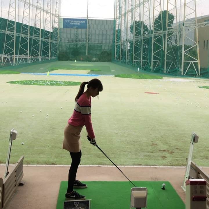 のインスタグラム：「. 苦手な苦手な5Wの練習🏌️‍♀️⛳️ . 苦手だからいつも恐る恐る当てにいってたけど、思い切って振り切ったら良い感じに当たりました☺︎ . 後はコースの左右のプレッシャーに負けずに打てるか…🙃 . . #スイング碑文谷 最近トップレーサー が導入されてから1球1球、飛距離がわかって練習しやすい😊✨ . . . #ゴルフ #ゴルフ女子 #碑文谷 #ゴルフ練習 #トップレーサーレンジ #スイング動画 #ビビゴルフ #クールクラブス #championgolf #vividgolf」