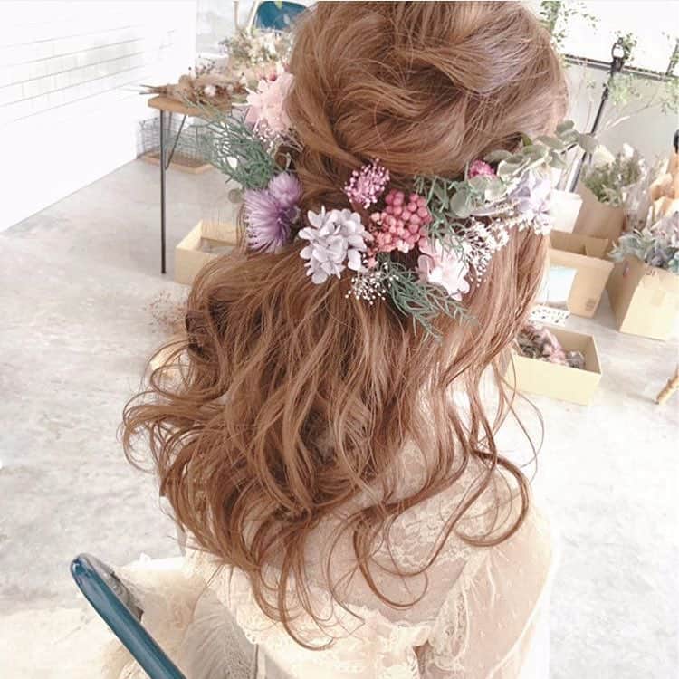 プレ花嫁の結婚式準備サイト Marry マリー さんのインスタグラム写真 プレ花嫁の結婚式準備サイト Marry マリー Instagram 春らしい可愛いハーフアップアレンジ グリーンとピンクのお花が 柔らかい雰囲気です 髪の毛のカール具合もおしゃれ