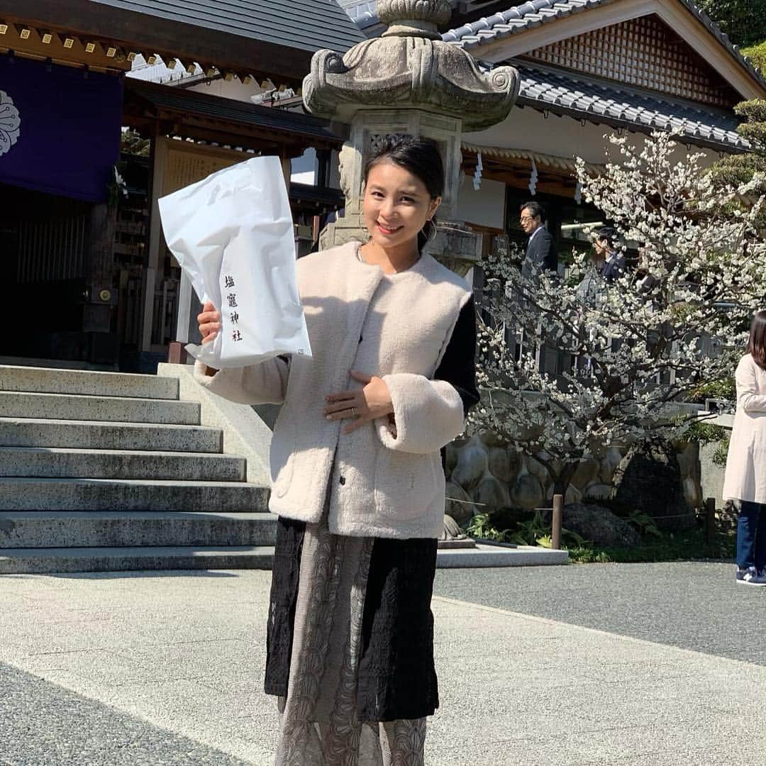 前田阿希子さんのインスタグラム写真 - (前田阿希子Instagram)「安産祈願に行ってきました⛩✨ 晴天で気持ちよかったです🌞  #塩竈神社 #戌の日 #朝10時から妊婦さんで大にぎわい #正座してたら足ビリビリ #双子で正座は無謀だったか… #腹帯頂きました🐕 #無事に産まれますように…」3月2日 21時05分 - akiko_1206