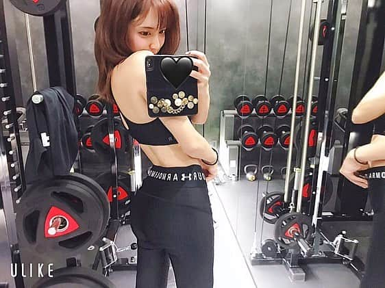 眞木美咲パメラさんのインスタグラム写真 - (眞木美咲パメラInstagram)「❤️🏋🏼‍♀️🖤🏋🏼‍♀️❤️ お尻が育ってきたぜ😏 🍑 西麻布に新しくOPENしたジムに行ってきたよ♪ ▷ @plusme.jp . 完全個室でホテルみたいなジム😳😳 びっくり🔥 . トレーニング前と後にマッサージしてくれるから筋肉痛軽減できたよ😚 最後にルフロっていう岩盤浴みたいなミストサウナみたいなお部屋に入るんだけど信じられないくらい汗かいて2キロ近く落ちた😂✨ 心身ともにスッキリできた2時間でした❤️ . #PLUSME #パーソナルトレーニング #underarmour  #squat #transformation #パメ尻 #pamdashian  #パメダシアン #hips #パメ撮り」3月2日 21時16分 - pamypamypamy