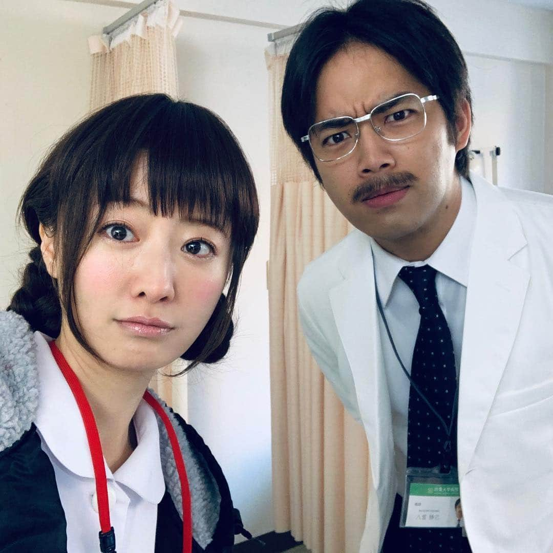 松本まりかさんのインスタグラム写真 - (松本まりかInstagram)「今夜の神酒クリニック、私たち超人ドクター陣による潜入捜査。みんなしてほぼコスプレ回。そして遊び始めたメンバー達。ゆかりは新人ナースに。と台本に書いてあったので、新人ナース＝きっとみんなのアイドル＝萌え萌え、、というありきたりでコテコテな発想の元、想像力を豊かにしすぎて今回最も遊んだ回かもしれない。いつもと違う？コメディ感溢れる神酒クリニック第6話、今夜9時☺️ #大御所ドクター風と新人ナース風 #この時現場でなぜだかアヒル口が流行りみんなでアヒル口やってた #1番うまかったのが #三浦貴大 #ナチュラルにやりのけるのが #板垣李光人 #柳君は元々アヒル口 #美月はきょとんとアヒル口ってなんですか？ #時代を感じた #私のアヒル口変だよー」3月2日 21時09分 - marika_matsumoto