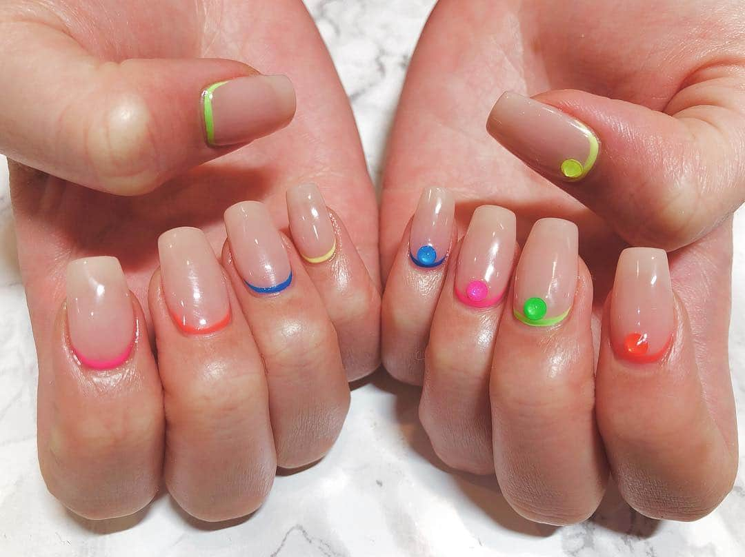 河北麻友子さんのインスタグラム写真 - (河北麻友子Instagram)「💙💚💖🧡💛 NUDE×NEON #NeonNails #MayukoKawakitaNails」3月2日 21時54分 - mayukokawakitaofficial