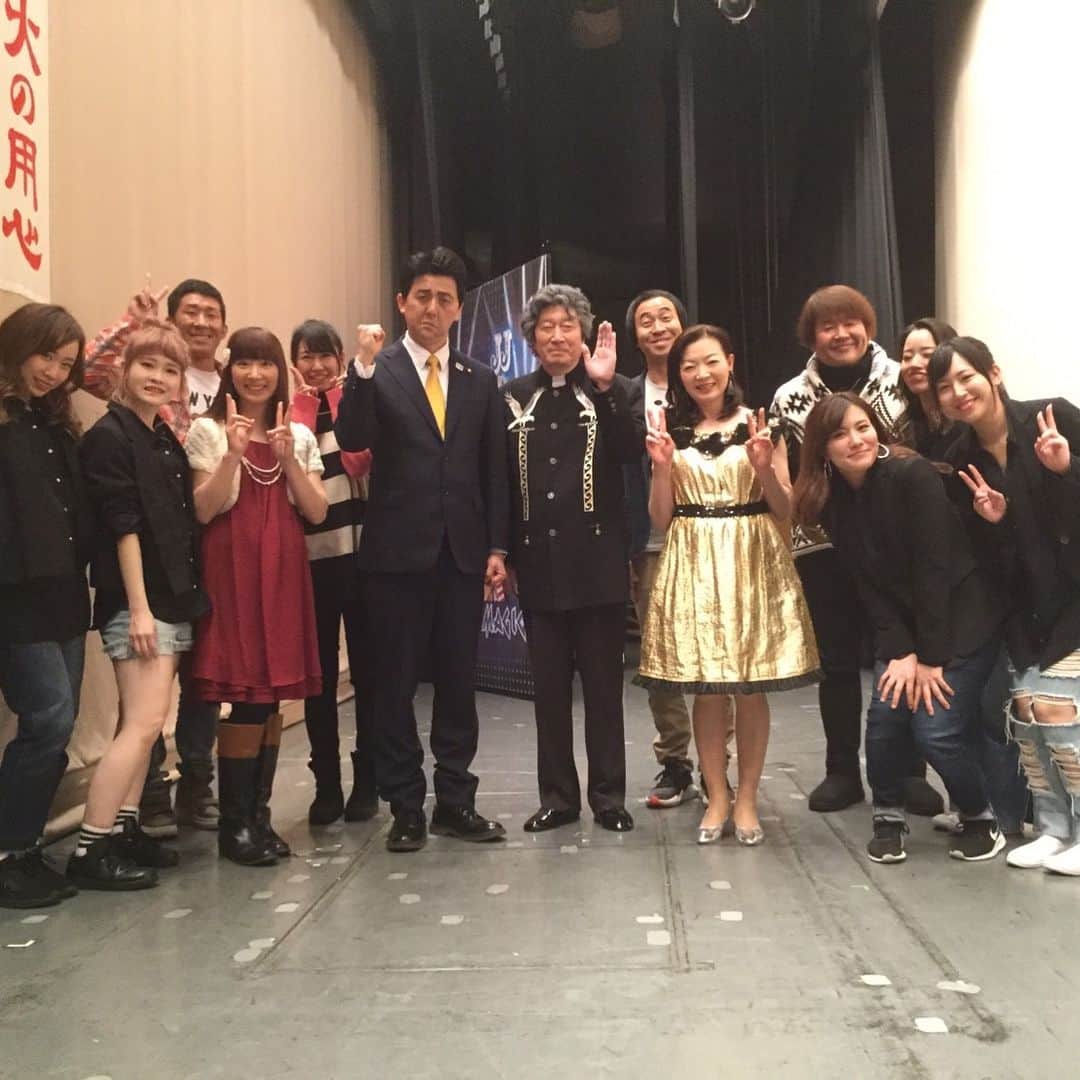 小泉エリのインスタグラム：「‪昨日の祇園花月でのイベントに来てくださった皆様、本当にありがとうございました😆‬ ‪ゲストの安倍首相？タンクさん、ワッキーさん、田村さん、早希ちゃん、そしてエリダンサーズ、両親との共演。‬ ‪本当に幸せな瞬間でした🥰‬ ‪終演後、幕がおりた瞬間にパチリ( ∩'-'📷⊂ )‬」