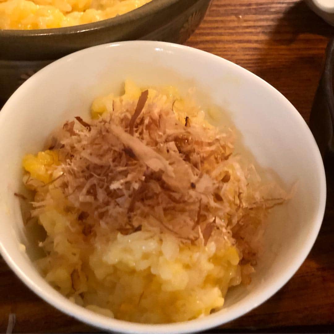 川島カヨさんのインスタグラム写真 - (川島カヨInstagram)「最近知ったお料理漫画『瑠璃と料理の王様と』に出てくる〈玉子かけごはん、ただし究極〉がどーしても食べてみたくて再現しました。 ﻿ 漫画にレシピも載ってるので、とても親切。﻿ ﻿ まぁ、これが美味しい美味しい😍﻿ 優しくも素晴らしい半熟状態の玉子さまが最高❤️しかもお醤油少し垂らすだけでめちゃうま。﻿ ﻿ 炊きたての土鍋ごはんに玉子。具沢山お味噌汁と胡瓜の梅和えだけで満足😆美味しくてごはん2杯も食べてしまいました。これは美味い😋﻿ ﻿ ﻿ ﻿ #きょうのごはん﻿﻿ #適当ごはん﻿﻿ #おうちごはん﻿﻿ #おうちごはんlover﻿﻿ #ゆるめし﻿﻿ #japaneasefood﻿﻿ #クッキングラム﻿﻿ #ひとりごはん﻿﻿ #晩御飯﻿﻿ #卵﻿ #たまごかけごはん #卵かけご飯」3月2日 22時06分 - pandakayo